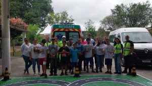 Equipe e assistidos da APAE