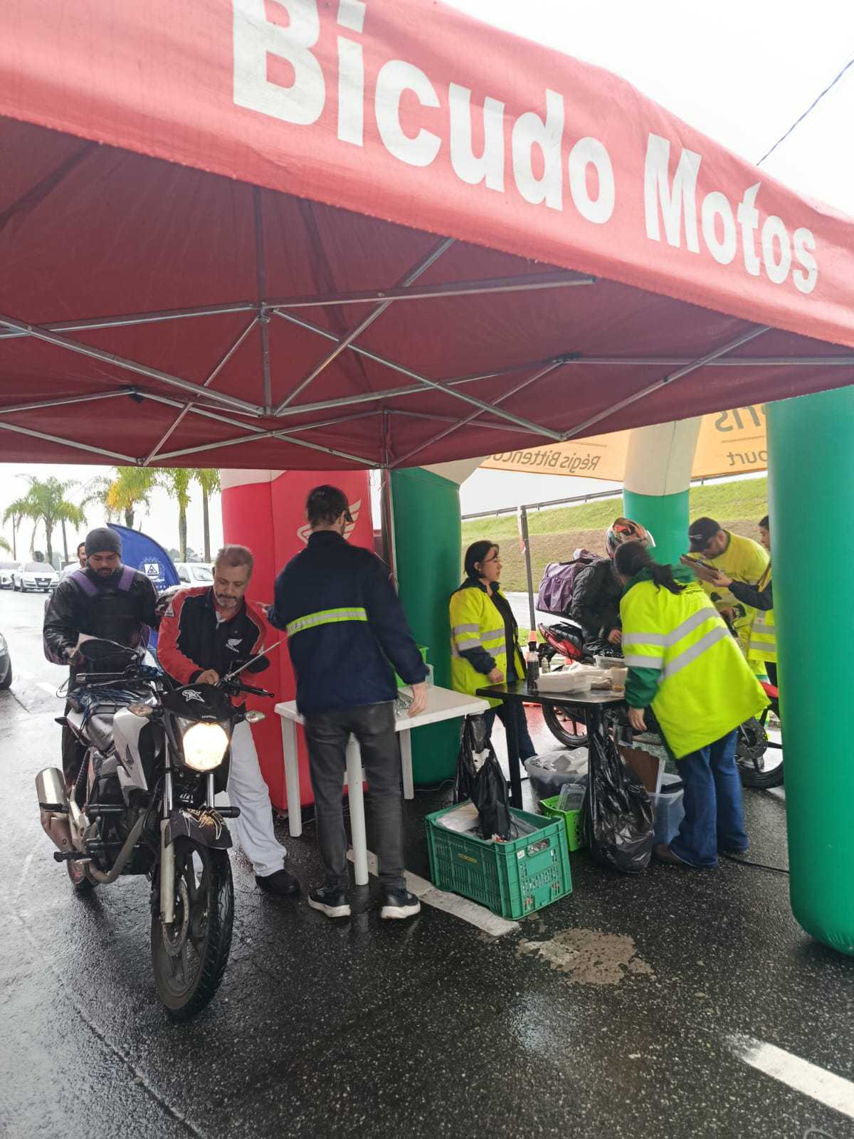 Higienização de capacetes e cristalização de viseiras.