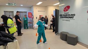 Utilizando os óculos que simulam a sensação de sonolência e embriaguez.