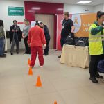 Utilizando os óculos que simulam a sensação de sonolência e embriaguez.