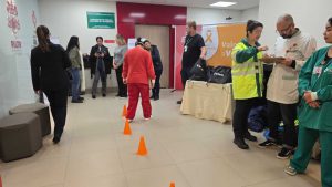 Utilizando os óculos que simulam a sensação de sonolência e embriaguez.