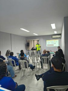 Colaboradores da empresa durante a palestra