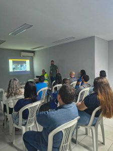 Colaboradores da empresa durante a palestra
