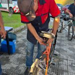 Instalação de lanterna na bicicleta.