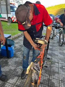 Instalação de lanterna na bicicleta.