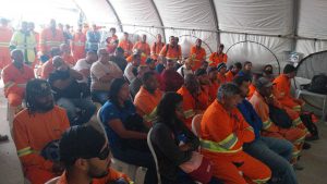 Colaboradores da empresa durante a palestra