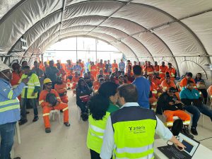 Colaboradores da empresa durante a palestra
