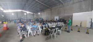 Colaboradores da empresa durante a palestra