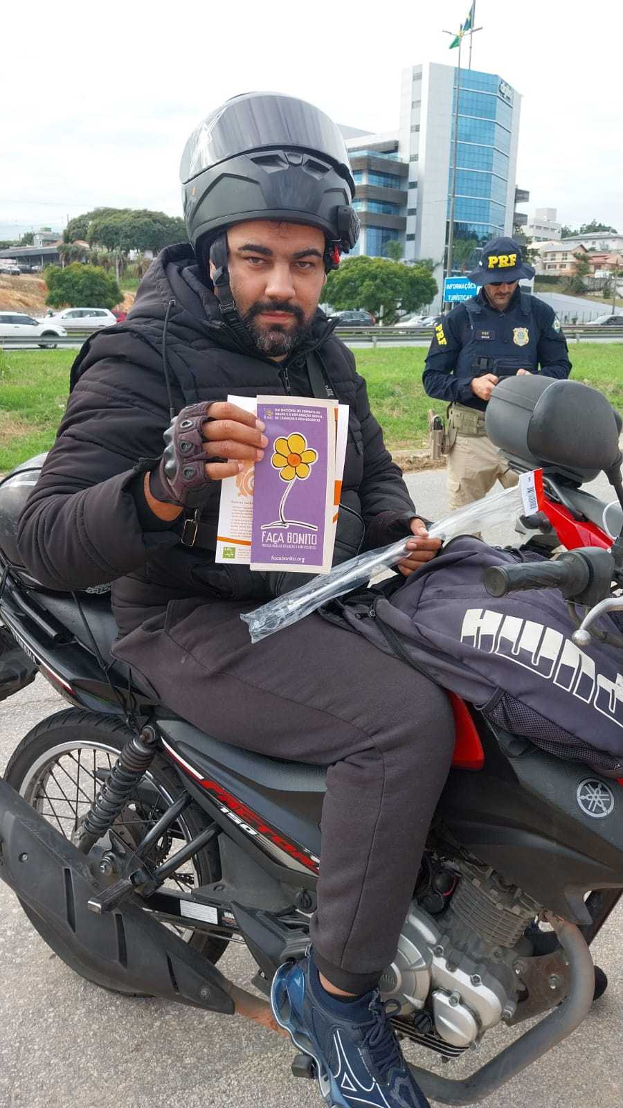 Motociclista abordado e orientado.