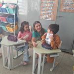 Ao final da atividade, todos os alunos receberam blocos de atividades e lápis semente