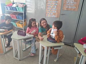 Ao final da atividade, todos os alunos receberam blocos de atividades e lápis semente