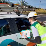 Entrega de folhetos com dicas de segurança e lixo car