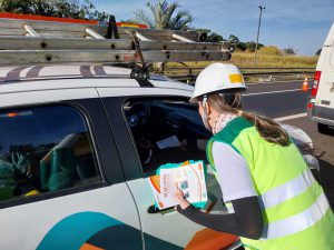 Entrega de folhetos com dicas de segurança e lixo car