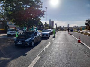 Durante a ação, veículos de passeios foram parados