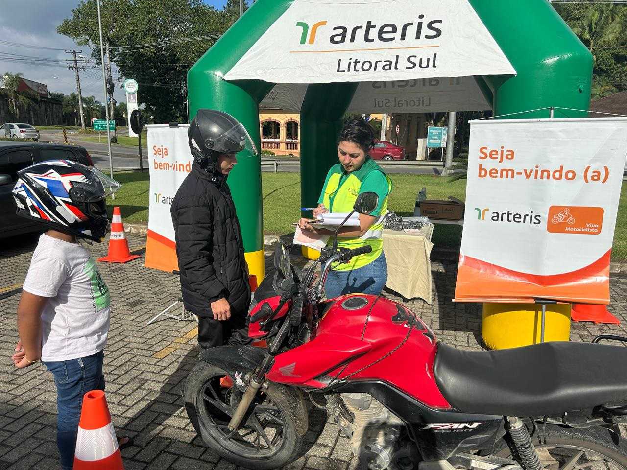Abordagem ao motociclista com orientação ao uso dos EPI.