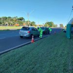 cinto de segurança é obrigatório para todos os ocupantes (motorista e passageiros, incluindo os bancos traseiros) em qualquer via do território nacional