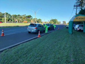 cinto de segurança é obrigatório para todos os ocupantes (motorista e passageiros, incluindo os bancos traseiros) em qualquer via do território nacional