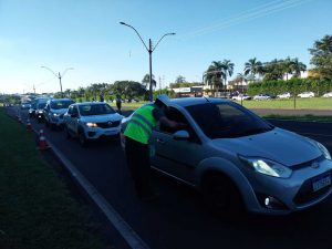 Abordagem de veículos com apoio da PMRV
