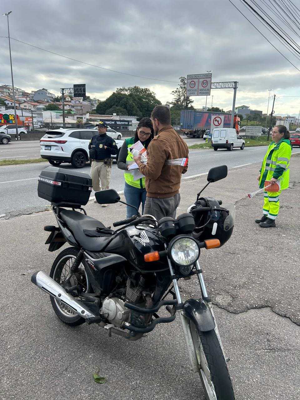 Abordagem e orientação sobre segurança no trânsito.